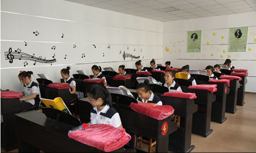 河北经济管理学校学前教育专业学生钢琴课